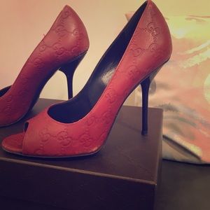 Gucci peep toe shoes